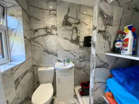 OUTBUILDING SHOWER ROOM