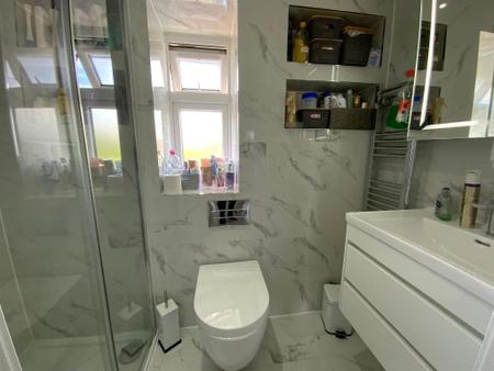 FIRST FLOOR SHOWER ROOM