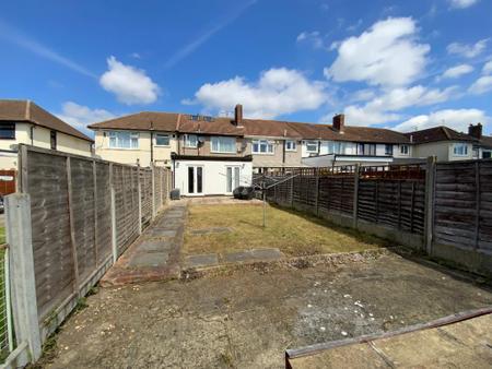 REAR GARDEN approx 80ft