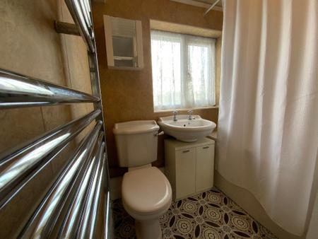 FIRST FLOOR BATHROOM