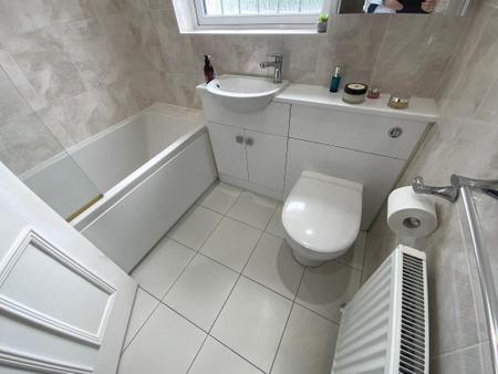FIRST FLOOR BATHROOM