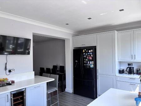KITCHEN 15'10 x 9'6