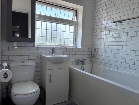 FIRST FLOOR BATHROOM