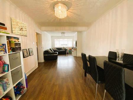 LIVING ROOM 25'2 x 10'6