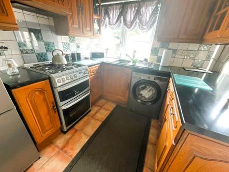 KITCHEN 16'4 x 7'6