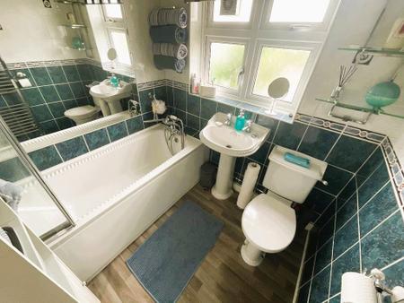 FIRST FLOOR BATHROOM