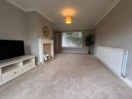 LIVING ROOM 18' x 11'1