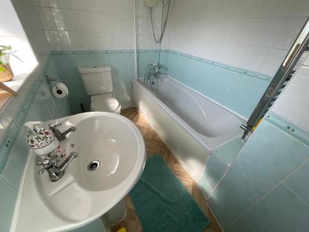 FIRST FLOOR BATHROOM