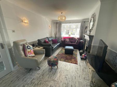 LIVING ROOM/DINER 25'6 x 11'1