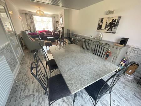 LIVING ROOM/DINER 25'6 x 11'1