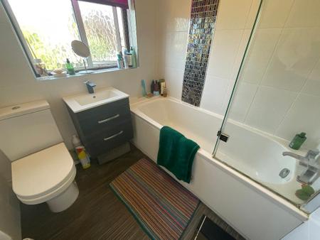 FIRST FLOOR BATHROOM