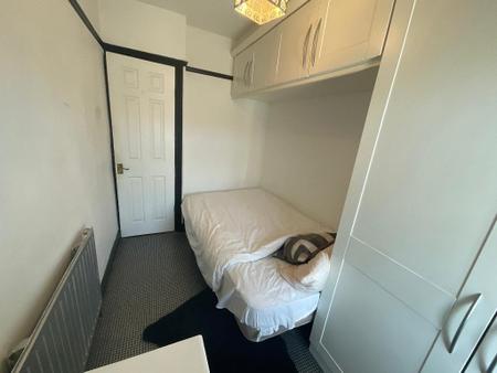 BEDROOM THREE 10'3 x 6'4