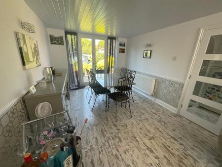 LIVING ROOM/DINER 25'6 x 11'1