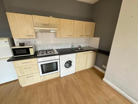 LIVING ROOM/KITCHEN 17'1 x 13'1