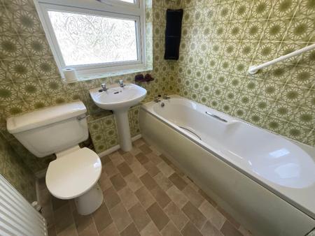 FIRST FLOOR BATHROOM