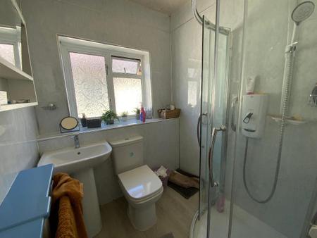 FIRST FLOOR SHOWER ROOM