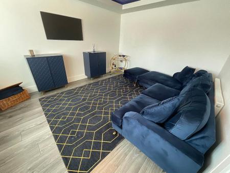 LIVING ROOM 14'9 x 11'