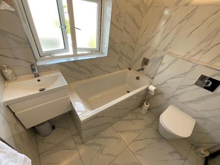 FIRST FLOOR BATHROOM