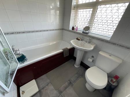 FIRST FLOOR BATHROOM