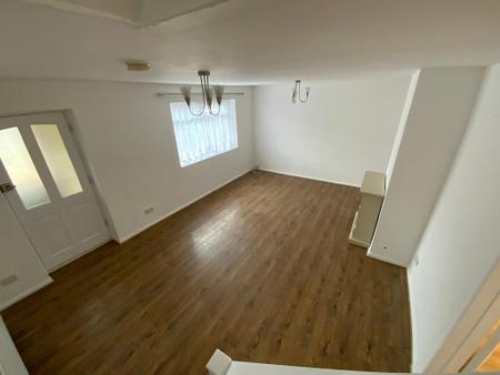 LIVING ROOM 18'10 x 12'11