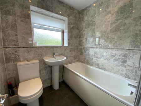 FIRST FLOOR BATHROOM