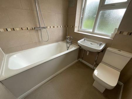 FIRST FLOOR BATHROOM