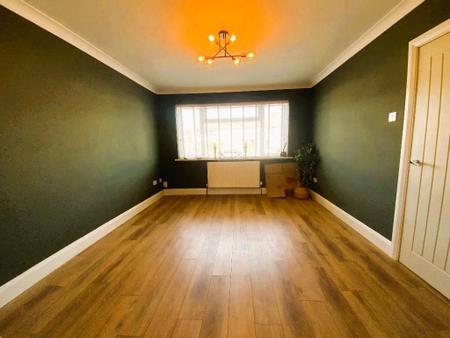 LIVING ROOM 13'3 X 11'2