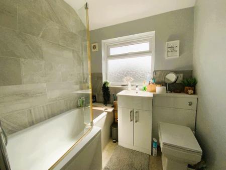 FIRST FLOOR BATHROOM