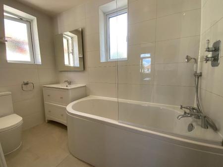 FIRST FLOOR BATHROOM