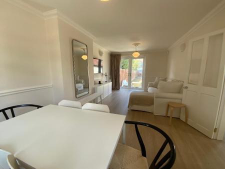 LIVING ROOM 20'2 x 11'2