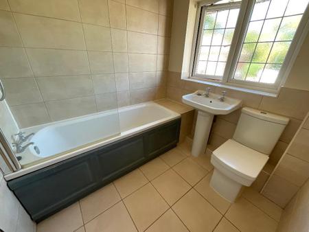 FIRST FLOOR BATHROOM