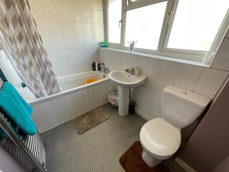 FIRST FLOOR BATHROOM