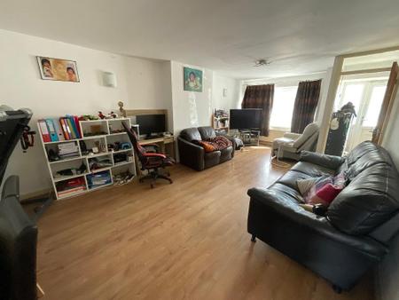 LIVING ROOM 23'6 x 15'8