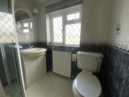 FIRST FLOOR SHOWER ROOM