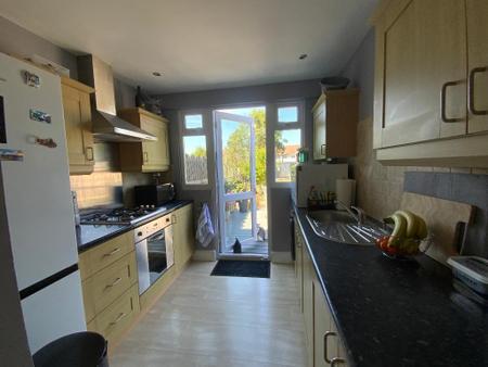 KITCHEN 8'7 x 8'3