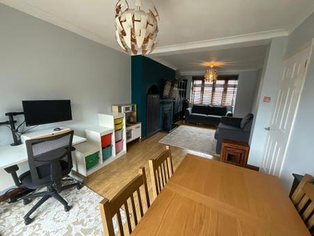 LIVING ROOM 25'9 x 10'9>10'