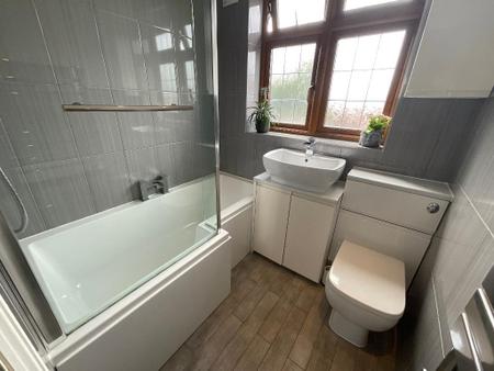 FIRST FLOOR BATHROOM