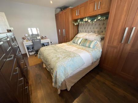 BEDROM ONE 13'7 x 10'1