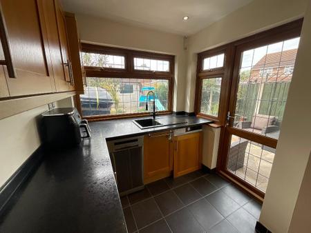 KITCHEN 15'7 x 7'3>6'4