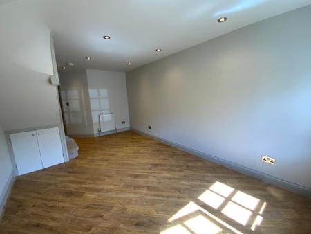 LIVING ROOM 16'3 x 9'9