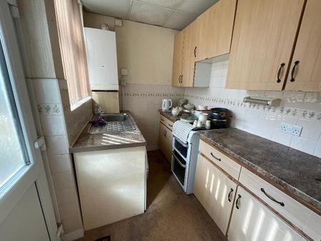 KITCHEN 12' x 9'9>7'8 x 5'9