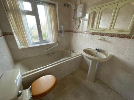 FIRST FLOOR BATHROOM
