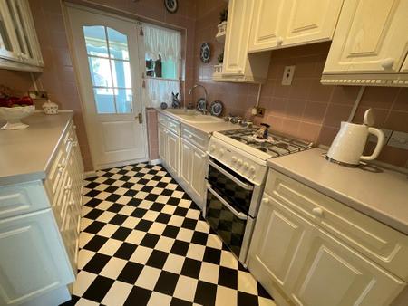 KITCHEN 15'9 x 8'9