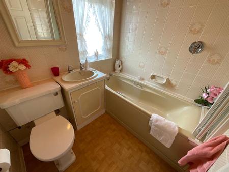FIRST FLOOR BATHROOM
