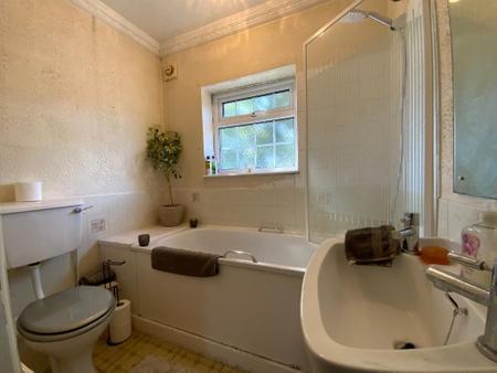 FIRST FLOOR BATHROOM