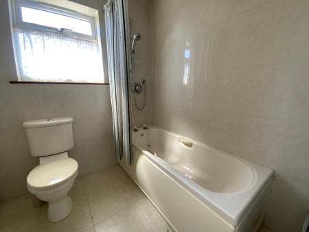 FIRST FLOOR BATHROOM