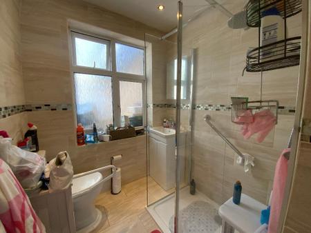 SHOWER ROOM 7'6 x 6'