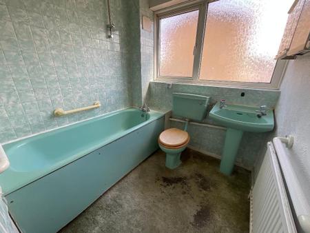 FIRST FLOOR BATHROOM