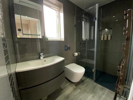 FIRST FLOOR SHOWER ROOM