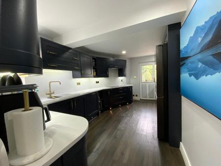 KITCHEN 19'8 x 8'9